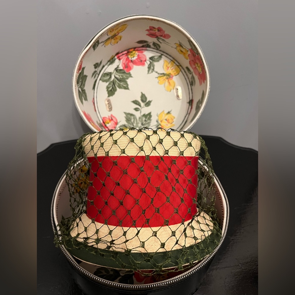 Vintage Bonwit Teller Straw Bucket Hat in Patent Black Hat Box